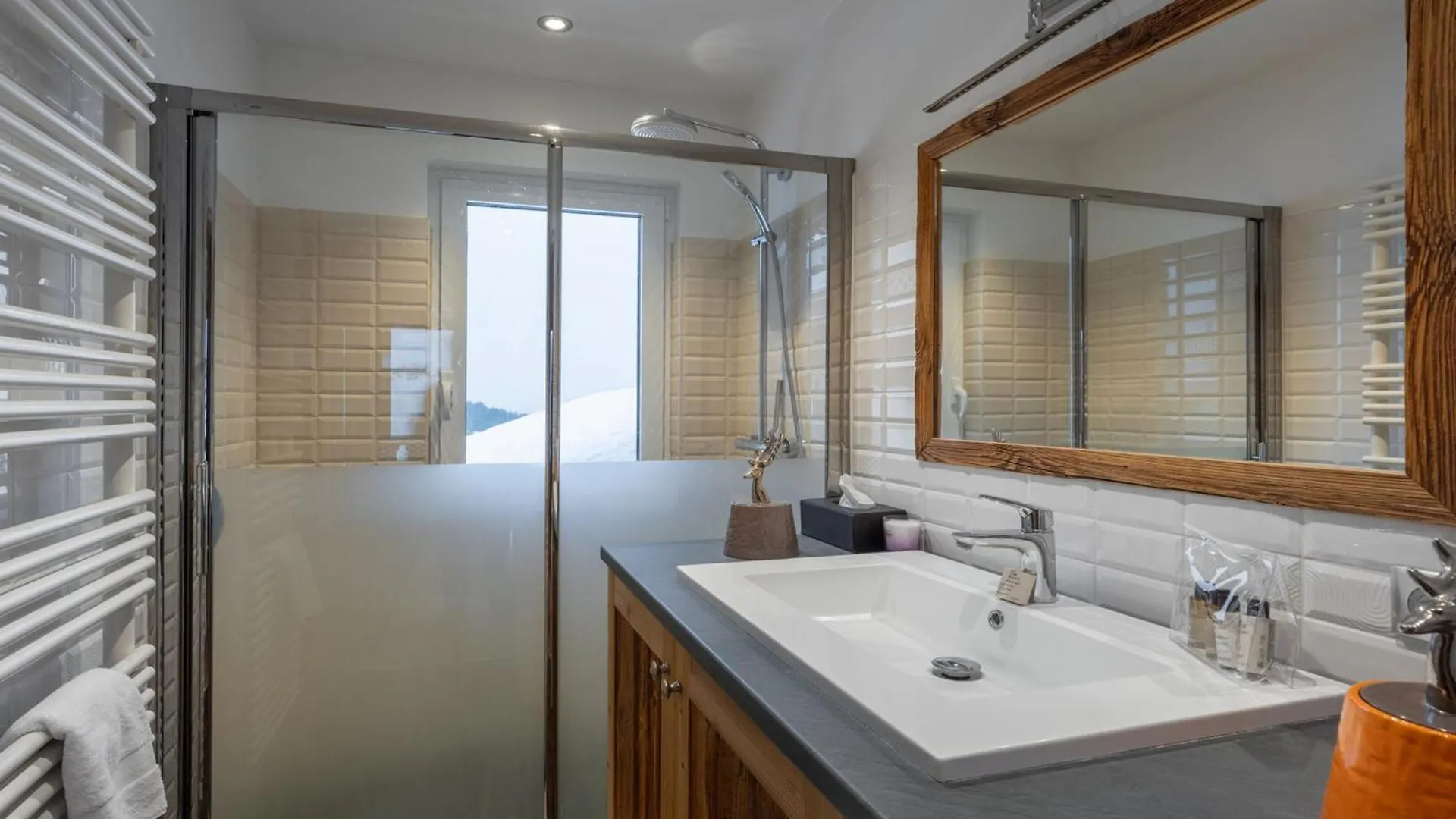 Appartement De Charme Traversant A Courchevel Moriond, Proche Remontees Et Commerces - Fr-1-563-145 0*,  France